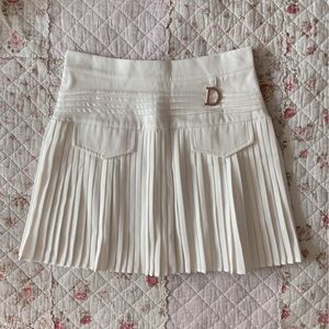 White pleat skirt with golden d